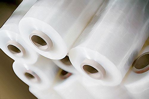 Palette stabilisée avec un film plastique étirable transparent en entrepôt