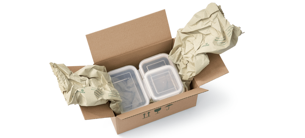 Colis de boites de rangement dans une boite en carton avec papier de calage